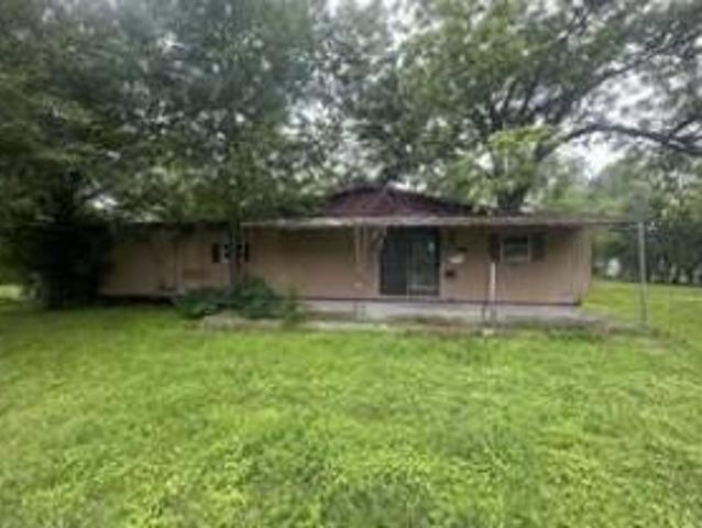 E Navasota St
