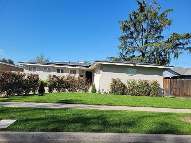 E Ashcroft Ave