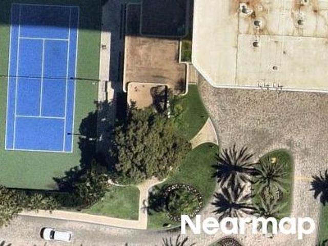 E Country Club Dr