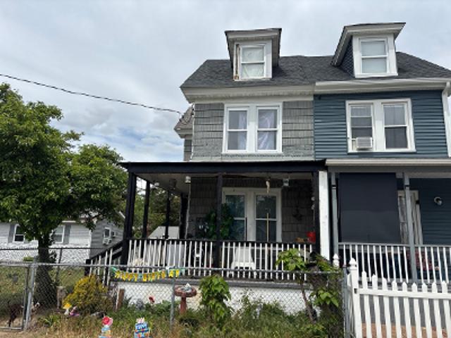 E Pine St