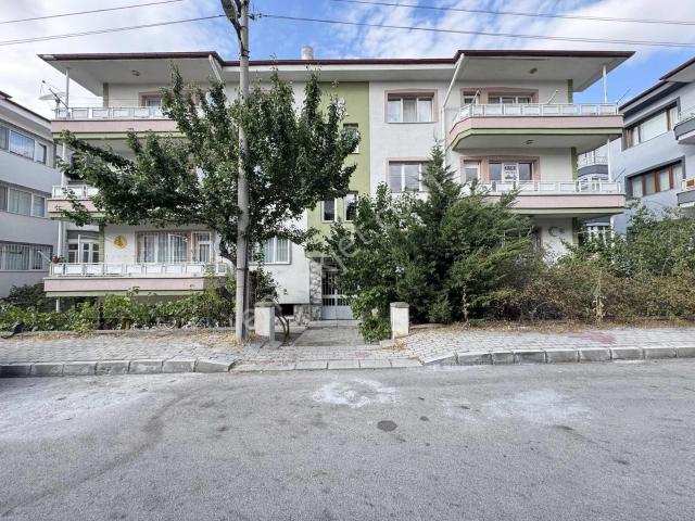 Eşrefpaşa Mah.'de Ara Katta Kiralık 3+1 Daire