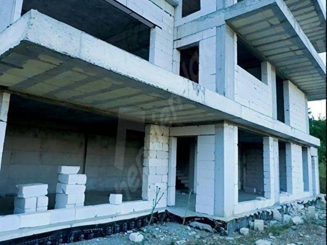 Eşsiz Manzaralı 2.470 m2 Arsa içerisinde Natamam TRİPLEKS