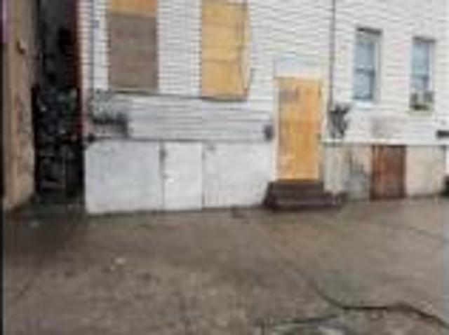 E Tremont Ave