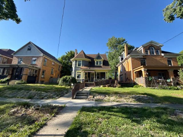 E Wallace Ave