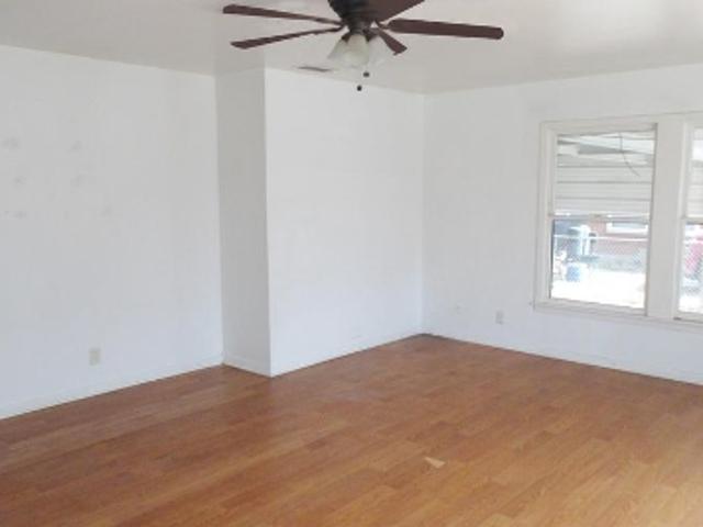 E Yucca Dr