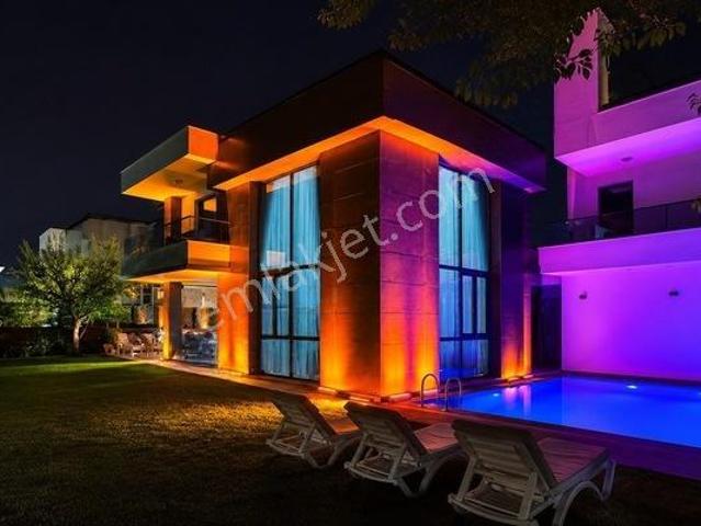 Eşyalı Hazır Kenar Önü Açık 5+1 Havuzlu Ultra Lüks Villa