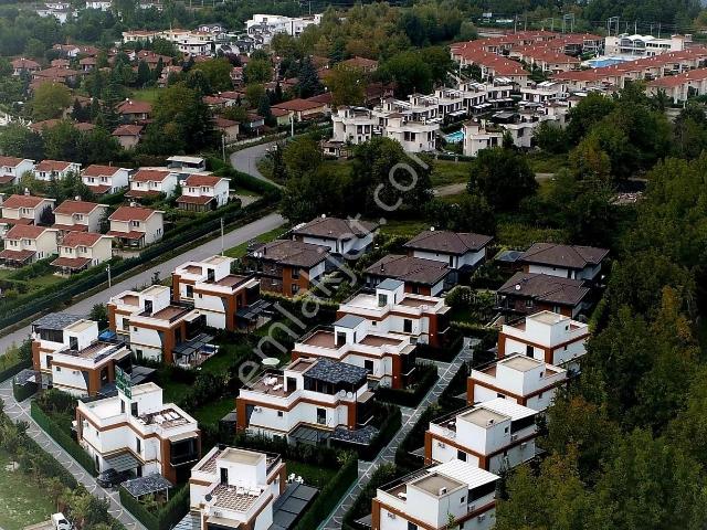 Eşyasız 4 Banyolu Müstakil Havuz & Bahçeli 5+1 Villa