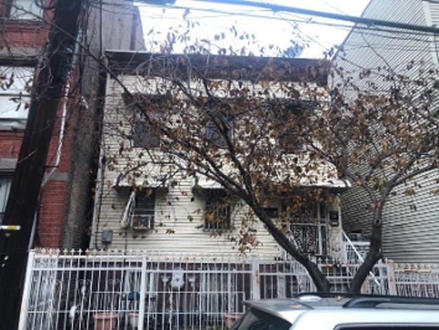 E 154th St