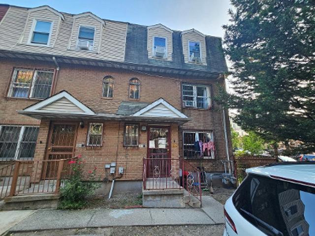 E 184th St