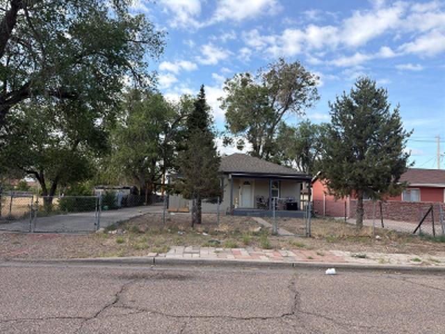 E 19th St