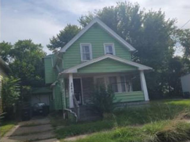E 104th St