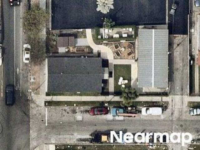 E 105th St