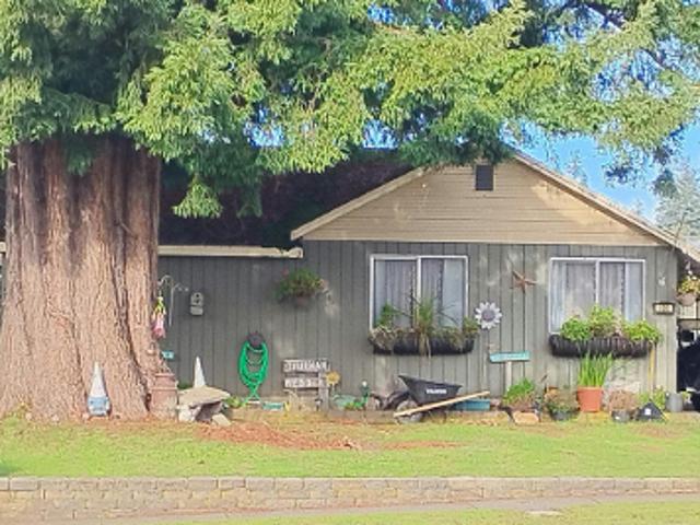 E 10th St