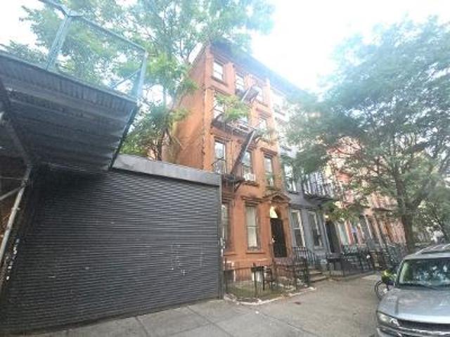 E 119th St