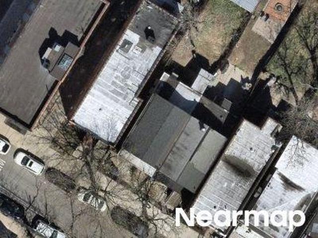 E 240th St