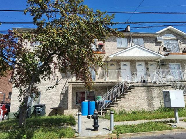 E 211th St