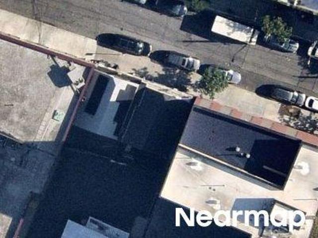 E 211th St