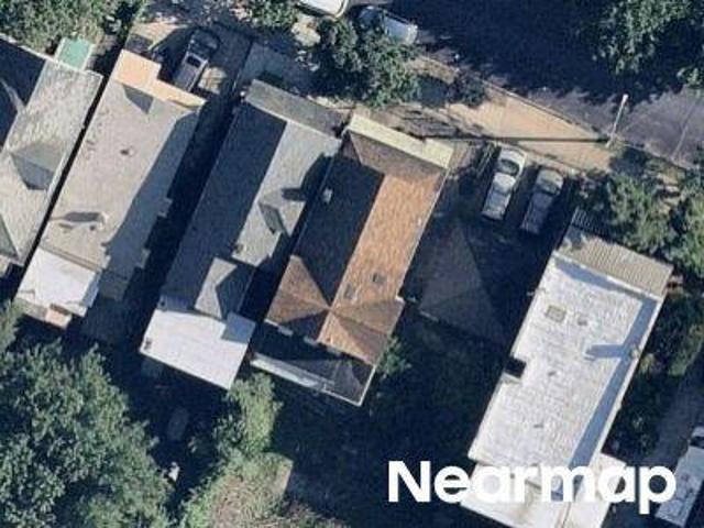 E 214th St