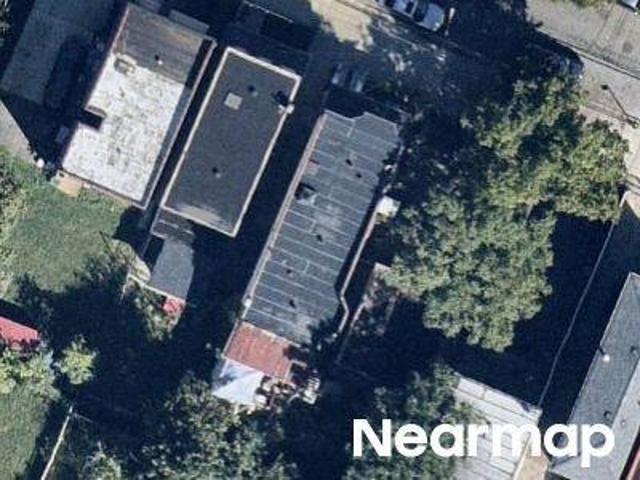 E 215th St