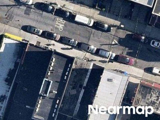 E 215th St