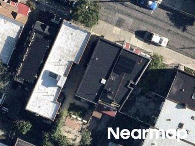 E 215th St