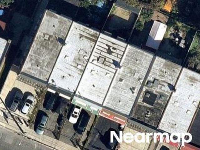 E 215th St
