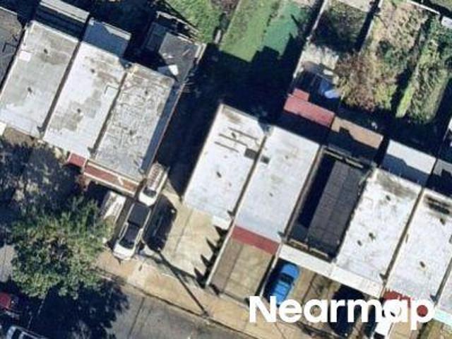 E 219th St