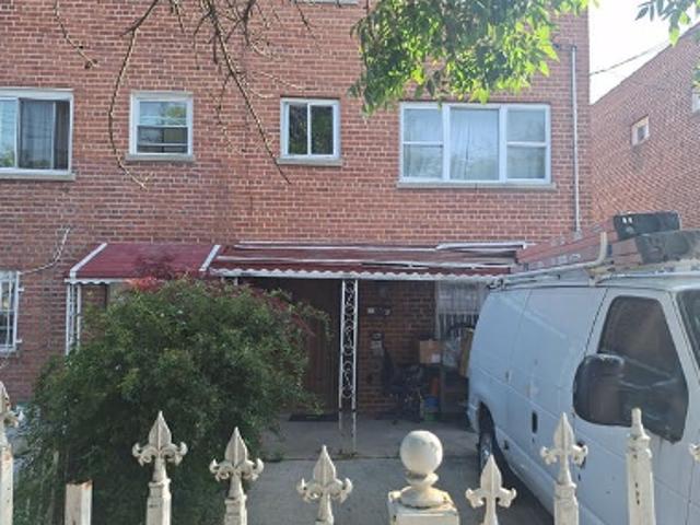 E 219th St