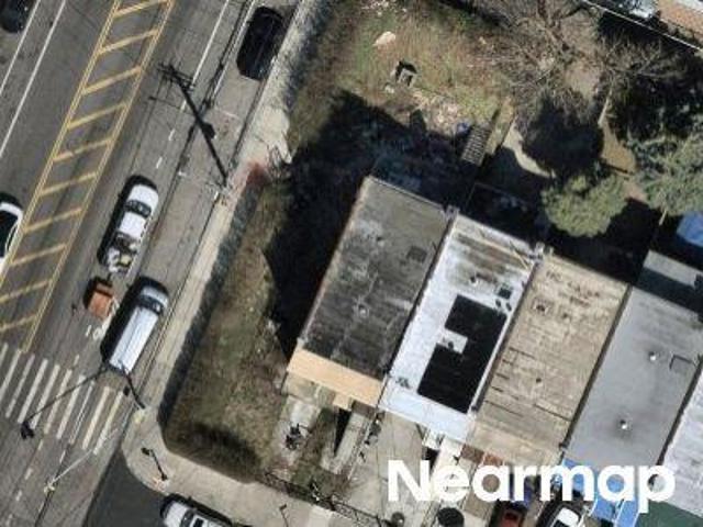 E 220th St