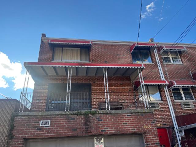 E 225th St