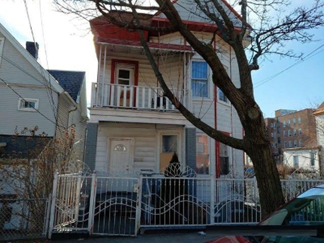 E 229th St