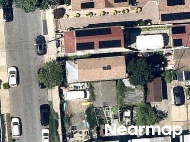 E 39th St