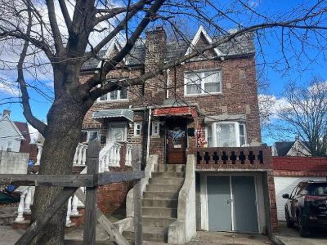 E 39th St