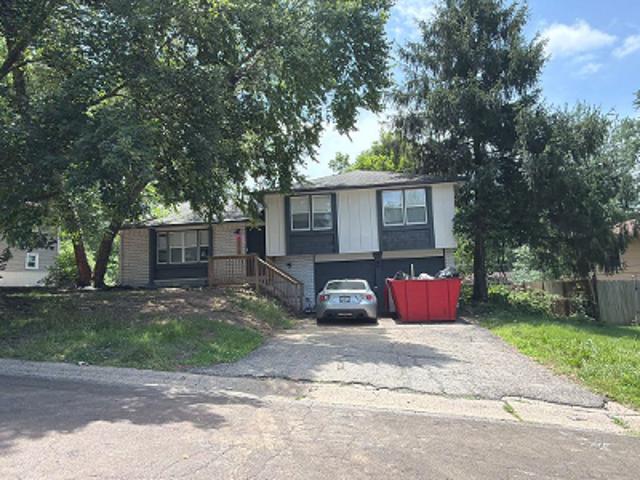 E 39th Ter S