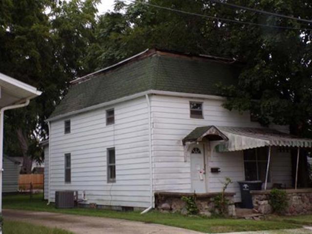 E 3rd St
