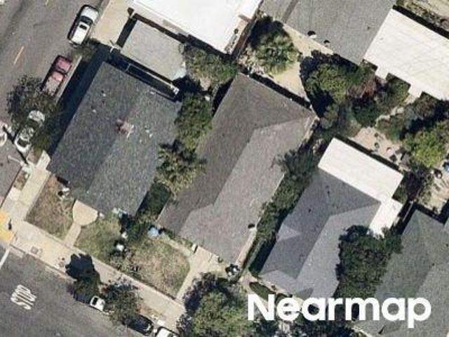 E 3rd St