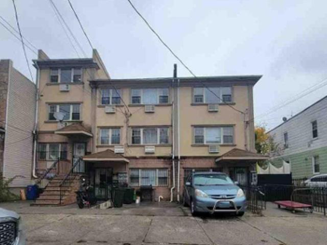 E 40th St