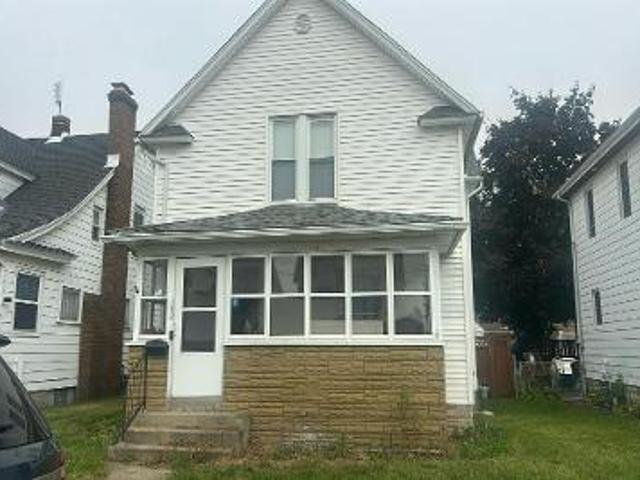 E 8th St