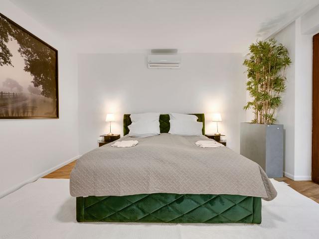 EC: Apartments: Palais Royal | 2 Bedrooms | Spacious 149 sqm | Terrace | For 6 Guests