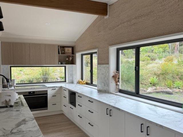 Eco Friendly Sanctuary Backing onto National Park $700 Per Week