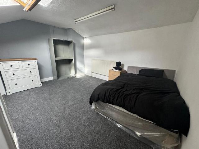 Eccles, M30 3 bed flat to rent £1,300 pcm £300 pw