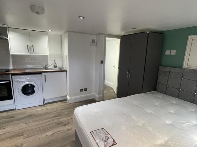 Ecclesall Road, Sheffield S11 Studio to rent £620 pcm £143 pw