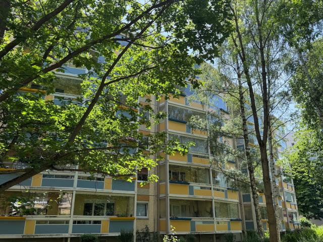 Echtes Schmuckstück. Helle Wohnung mit großem verglasten Balkon in ruhiger Lage