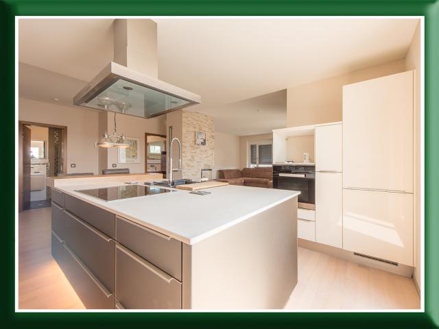 Echtes Penthouse ultragepflegt, mit Kamin, freistehenden Küchenblock und Westterrasse