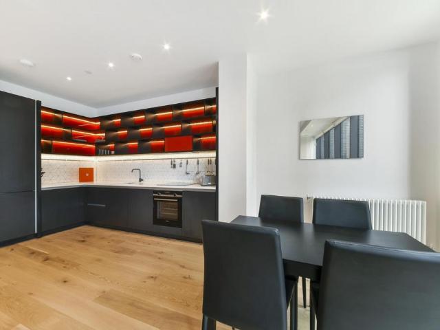 Echo House, London City Island. 2 bed apartment to rent £2,970 pcm £685 pw