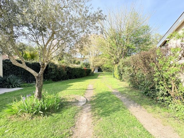 ECHOPPE DOUBLE EN PIERRE AVEC GARAGE ET GRAND JARDIN MÉRIG