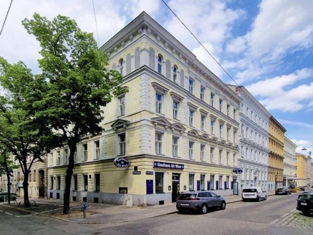 Eckzinshaus mit DG Entwicklungspotezial im gepflegtem Zustand