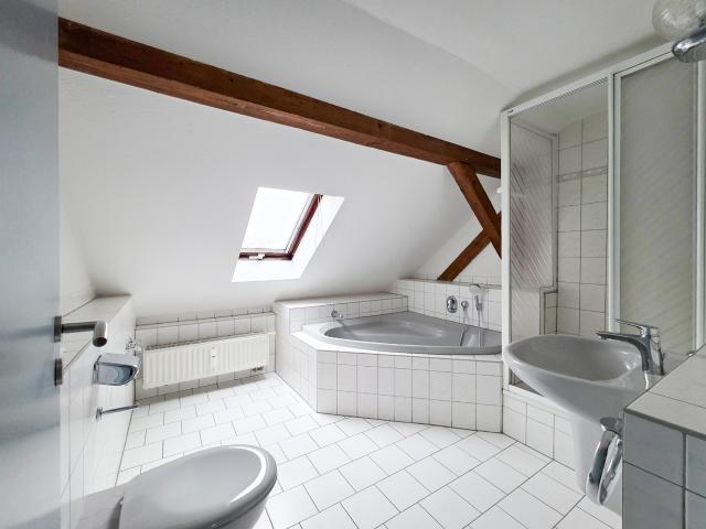 Eckbadewanne und Dusche – Tolle 3 Zimmer DG Wohnung mit Gartennutzung