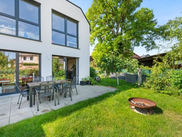 Eckhaus nahe der Lobau – 117 m² Doppelhaushälfte mit 166 m² Garten, Keller & Wärmepumpe