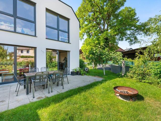 Eckhaus nahe der Lobau – 117 m² Doppelhaushälfte mit 166 m² Garten, Keller & Wärmepumpe